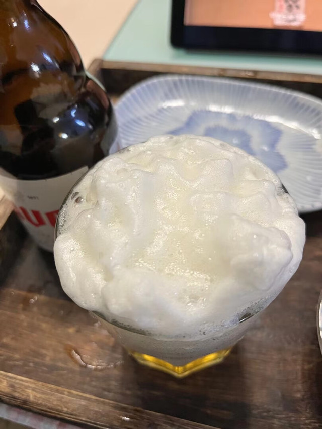 泡沫丰富,麦芽味很浓,还有水果的香气