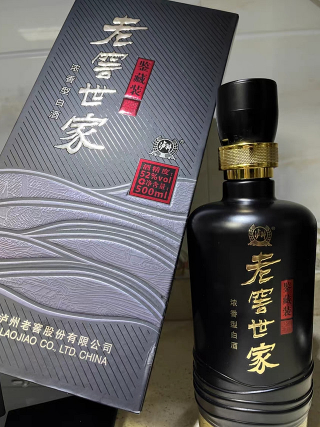 白酒看起来很高档，包装精美严实