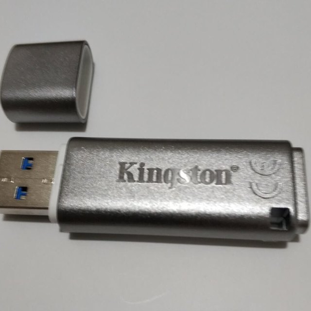 这U盘拿在手里沉甸甸的，金属磨砂外壳，很
