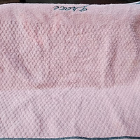 四四方方的一条小毛巾，粉色很正，就是太太