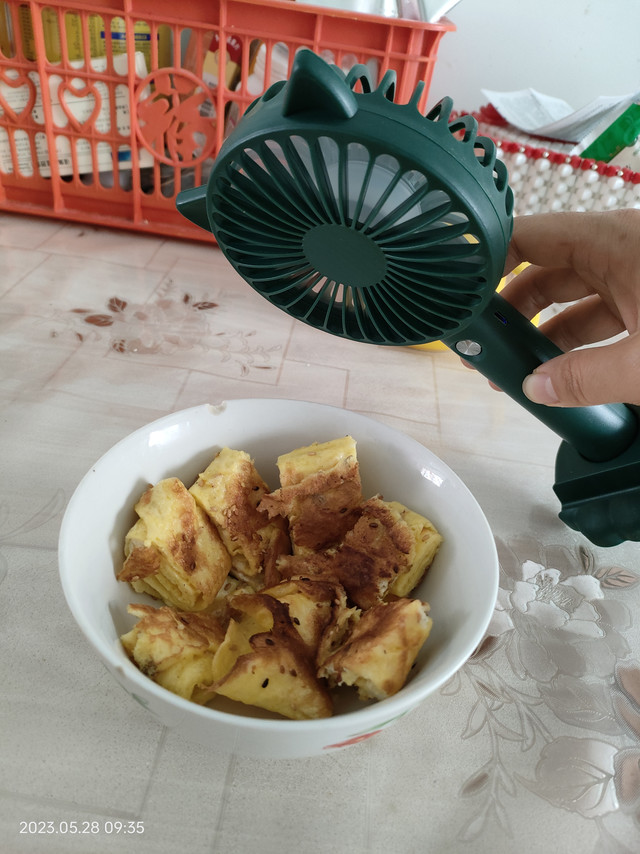 小巧不占地方，我给娃娃买来吹凉饭的，颜值