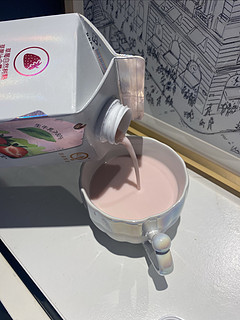 草莓冰激淋味的牛奶，小朋友最爱！