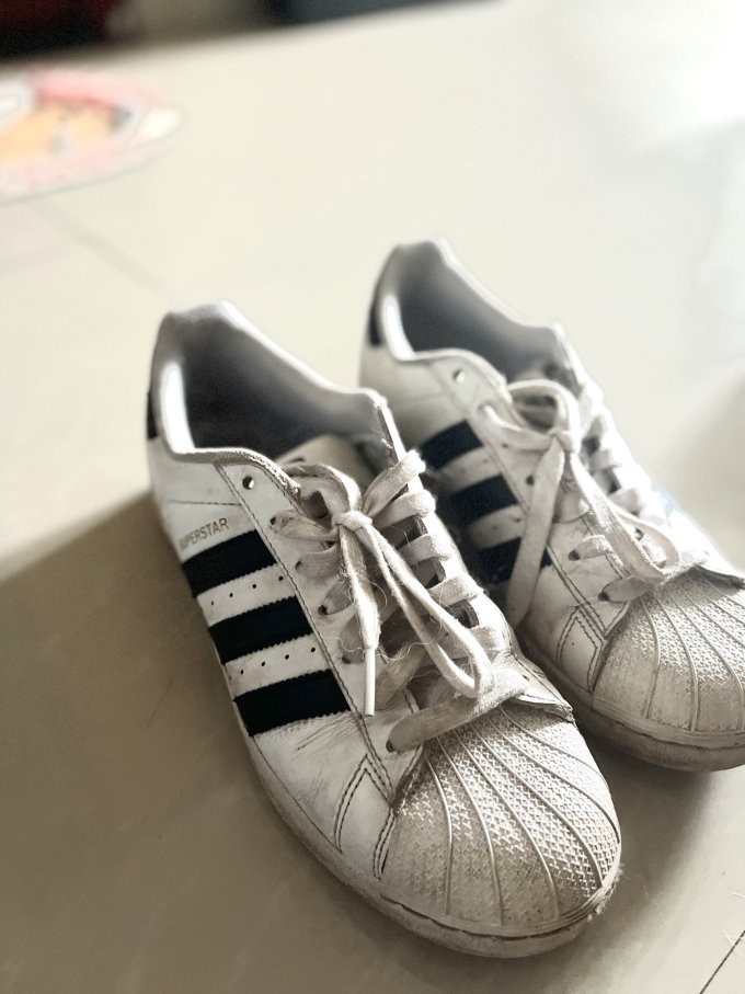 阿迪达斯运动板鞋