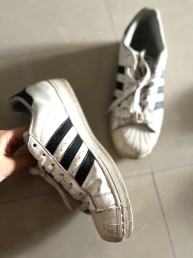 阿迪达斯运动板鞋