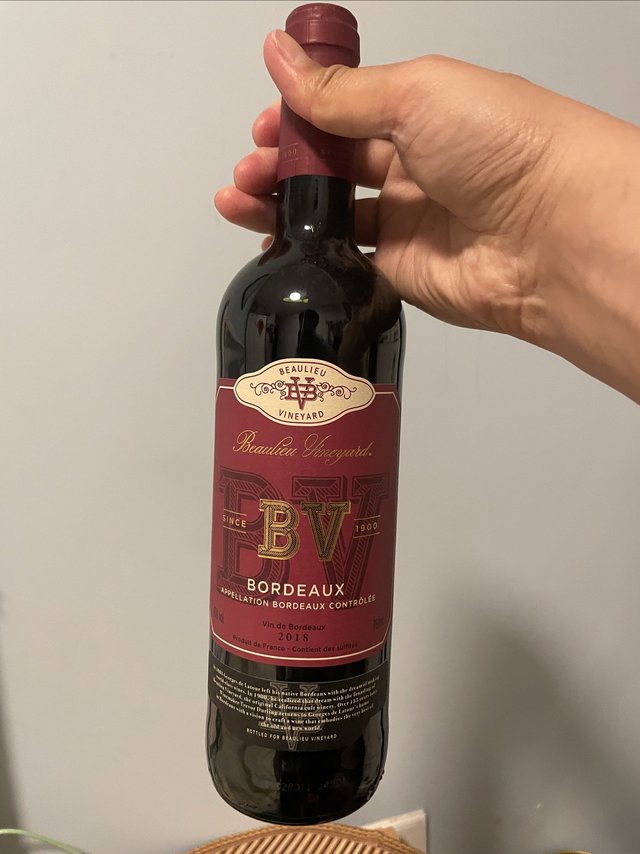 跟风买的波尔多红酒，颜值排在第一