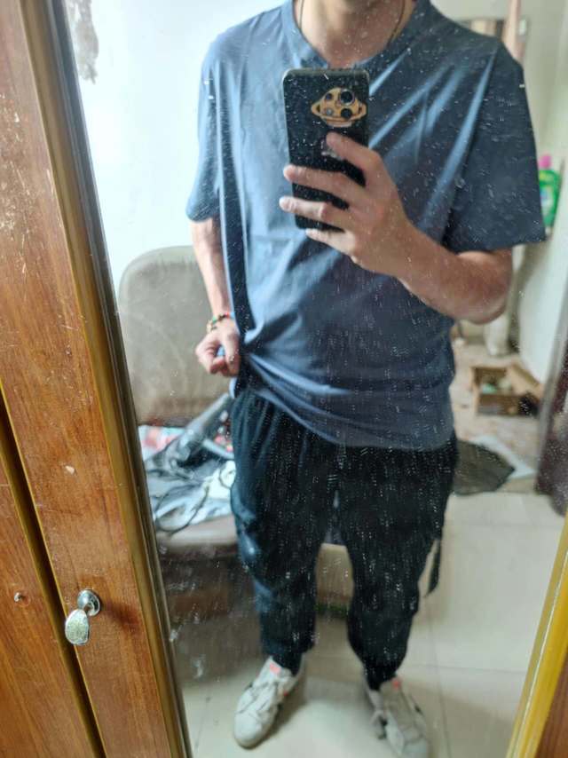 
可能是个人身材问题，衣服买了偏大了，就