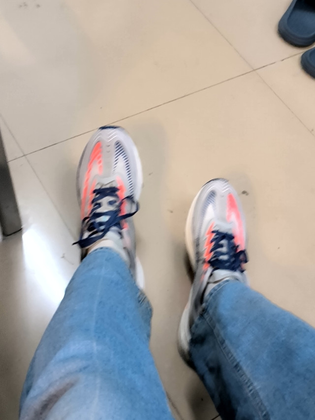 说实话这双鞋的质感，远超他的价格，鞋型好