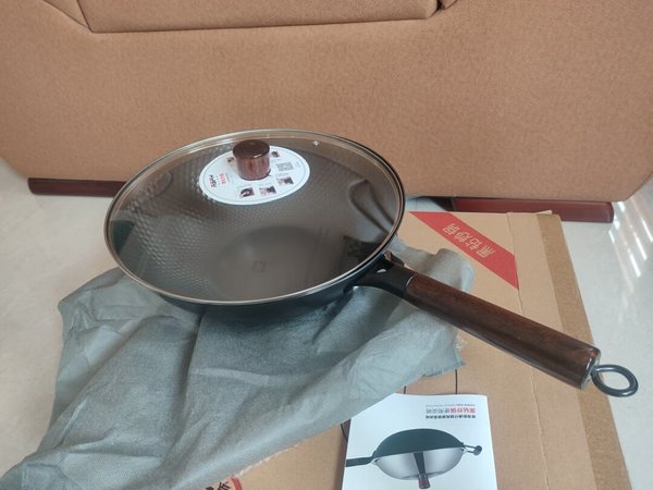 锅子包装严密，做工工艺精细，捶打的纹理清