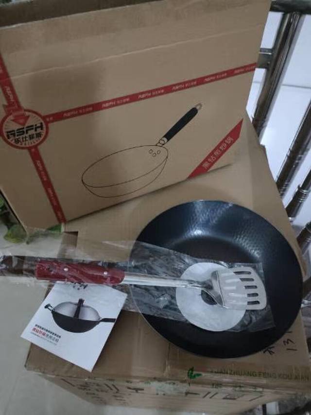 还配了一个锅铲呢，用了一下，很不错，和详