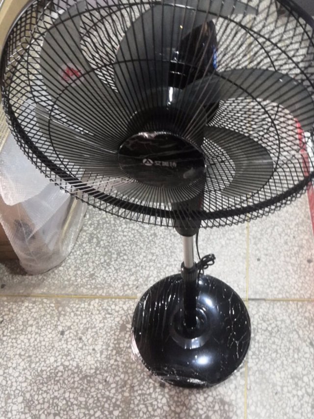 款式好看，质量好，底下配重块底座很沉，赚