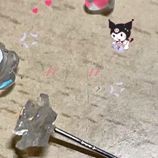 白色山茶花纯银耳钉是一款非常小众的耳饰，但却有着极高的设计感