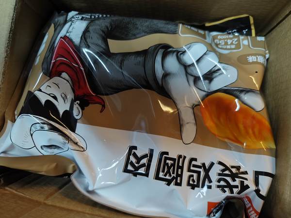 拿到手一箱还挺重的，两个味道，一个原味一