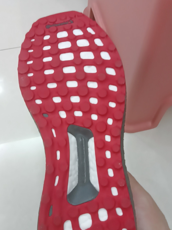 阿迪达斯跑鞋
