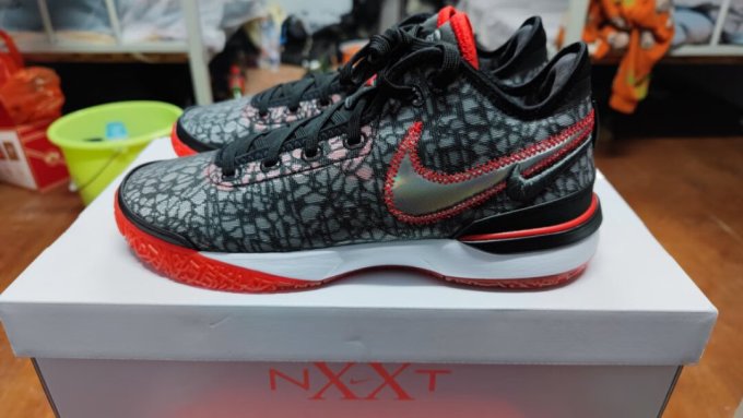 颜值见仁见智,我是觉得不算很好看,但还能接受舒适度:前掌zoom turbo