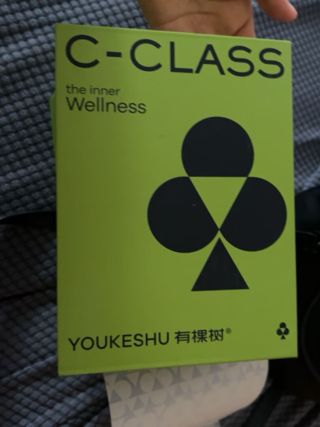 袜子很快就收到了。手感不错。颜色搭配很好
