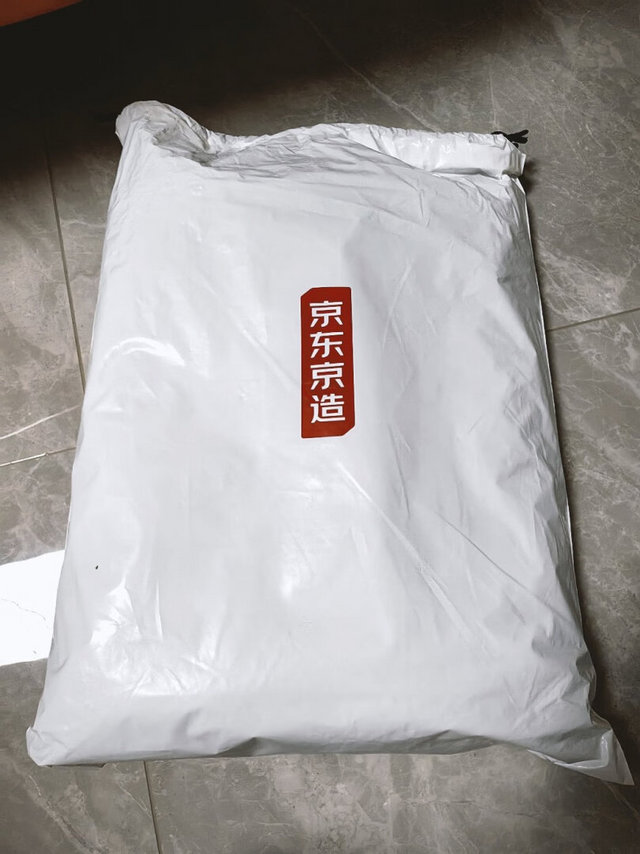 外观简洁大方，低调上档次，颜色很舒服；产