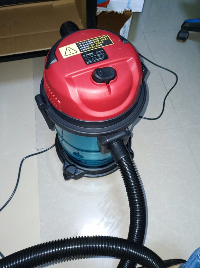 
吸尘器不错 吸力大  声音稍微有点大
