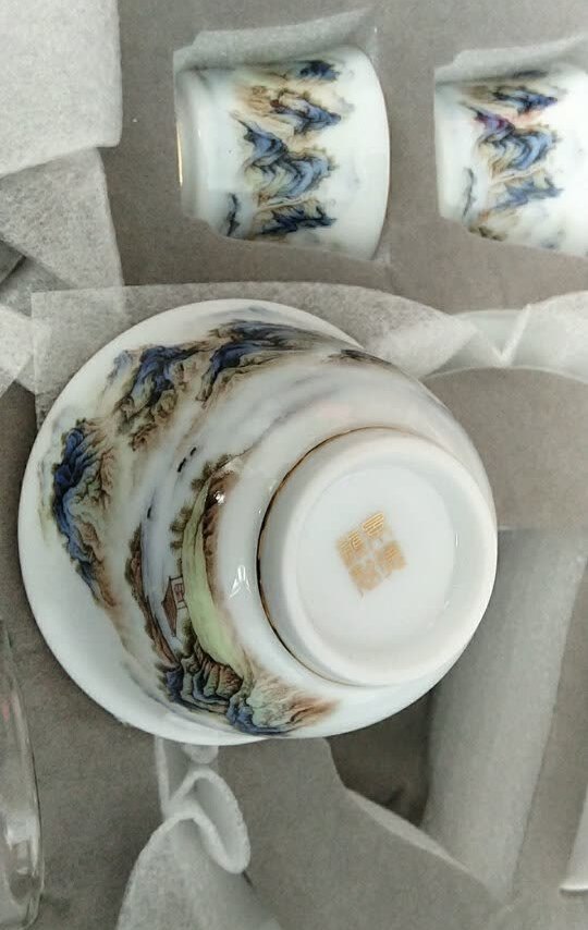 包装特点：精致大方，如果内衬能加丝绸就更