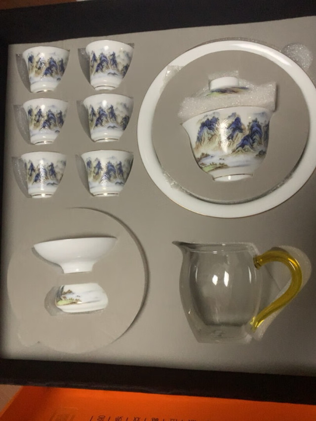 很漂亮的一套茶具，包装也挺好的，用来送礼