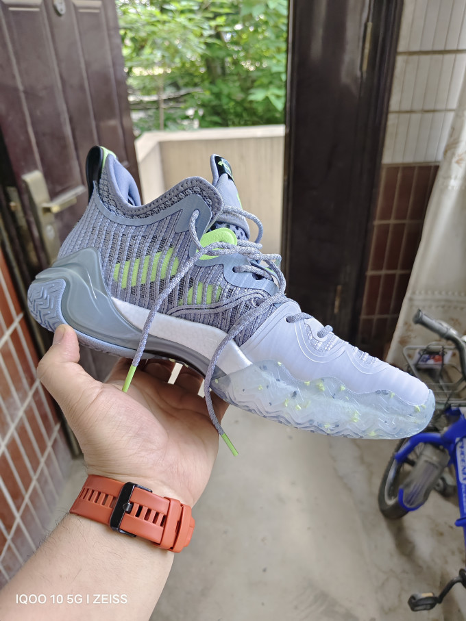 安踏篮球鞋