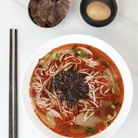 甘肃人思乡的味道，就是这一碗双飞牛肉面吧