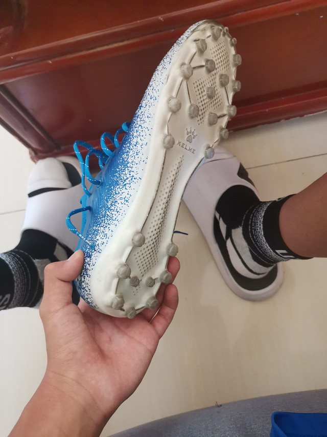 这双鞋刚拿到就拿去训练了，经过一上午的穿