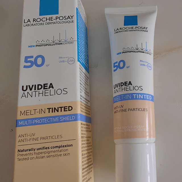 这就是女生口中常说的卡粉么？第一次使用防晒霜，大家帮忙评评看