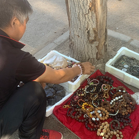 探秘沙河大集的神奇摊位！古玩、手串和帽子让你惊叹不已！