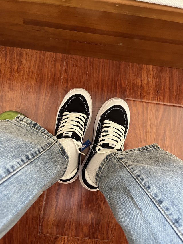 很轻便我买的黑色显脚小脚宽也穿着正