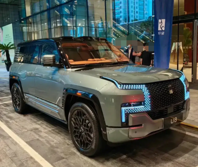 仰望u8气场绝了不愧是百万豪车