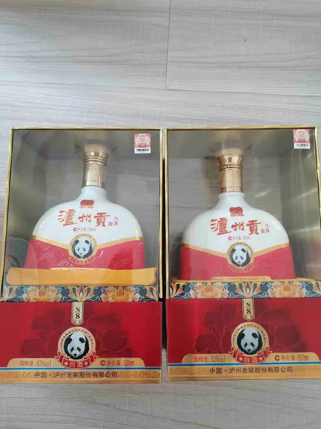 来自四川泸州的白酒，泸州老窖酒厂精品制造