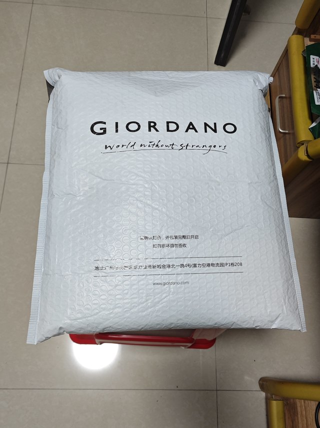 面料给我感觉与软壳冲锋衣很像，衣服的版型