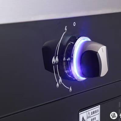 小厨房整洁美观的秘密，就在于一机多用的集成灶