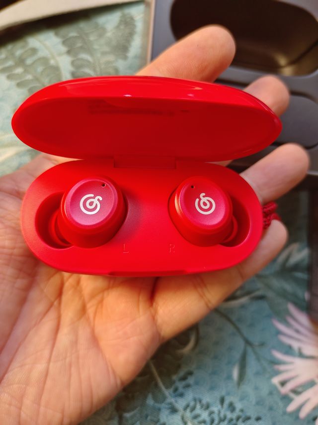 好在是在家听红颜色耳机也能hold住😁