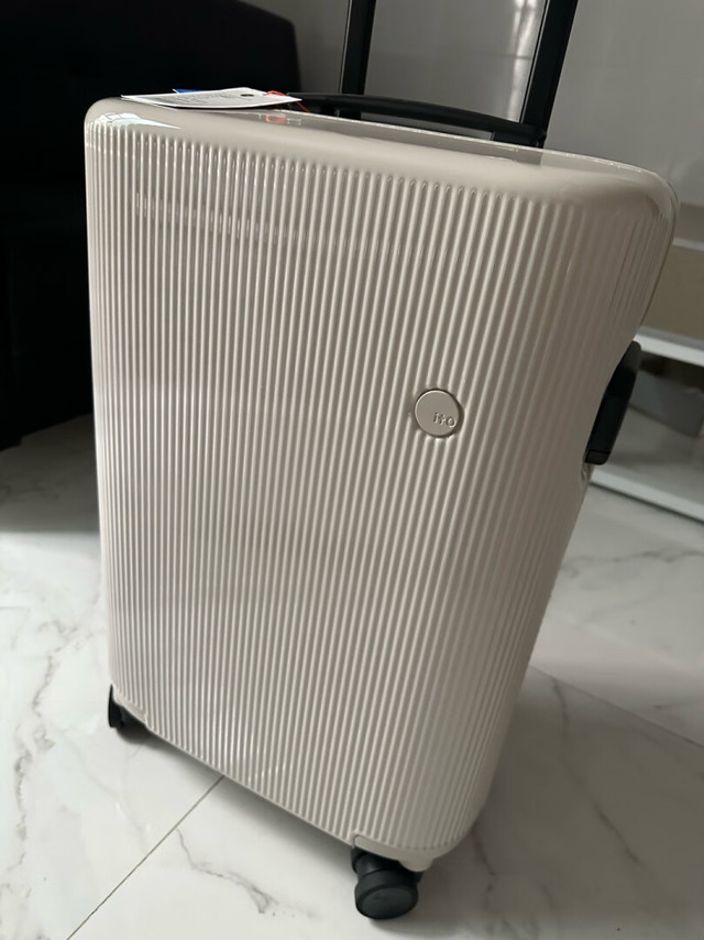 这个牌子买了好几个颜色了，再买个登机箱，