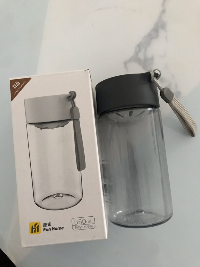 杯子很小巧，方便携带，材质不错，没有任何