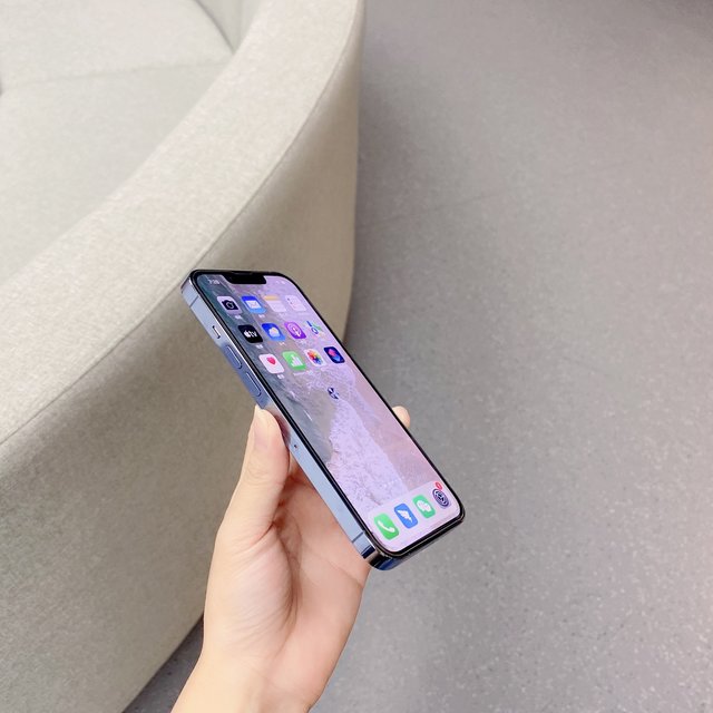 妥妥的，很贴合，之前的膜不小心磕到了，立