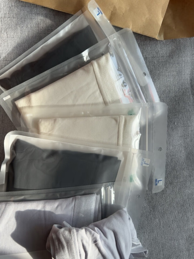 入手两套，选择的黑白灰，颜色高级，搭配适
