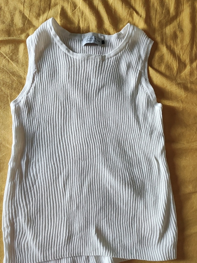 
这个内搭超级舒服，而且领子比较高，后面