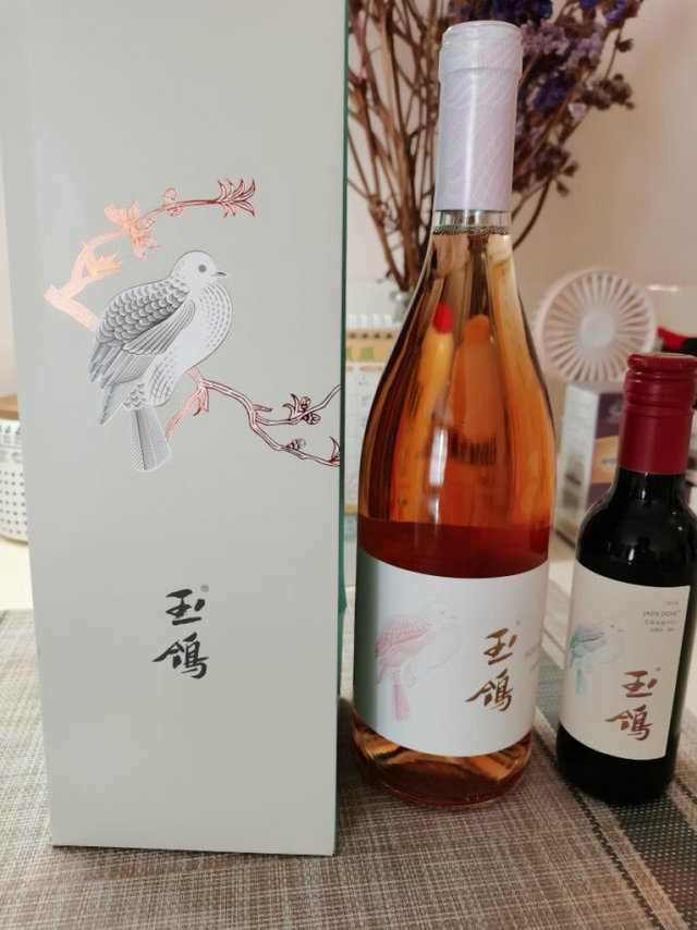 包装完好。配备了手提袋，送了海马刀，这样