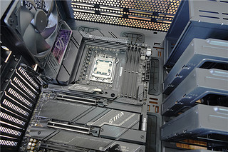 AMD锐龙7-7800X3D，游戏CPU
