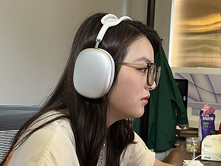 半个月工资给表妹买的AirPods Max 耳机