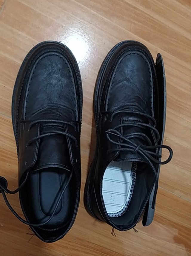 鞋子应该不是真皮的，是人造革的吧。摸起来