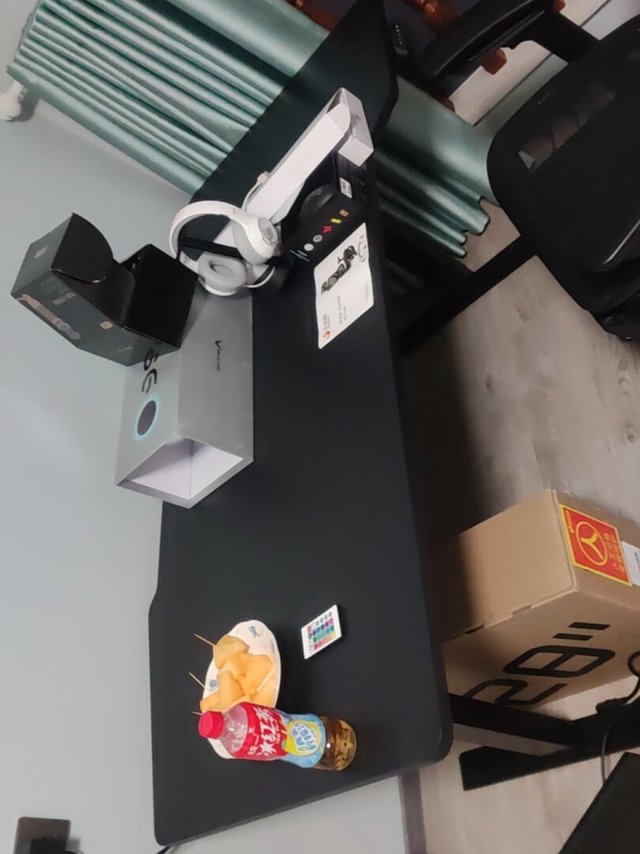 这电脑桌儿子很喜欢，快递是昨天到的，晚上