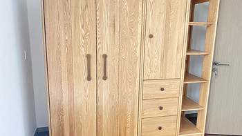 实木衣柜：自然质感，实用至上。