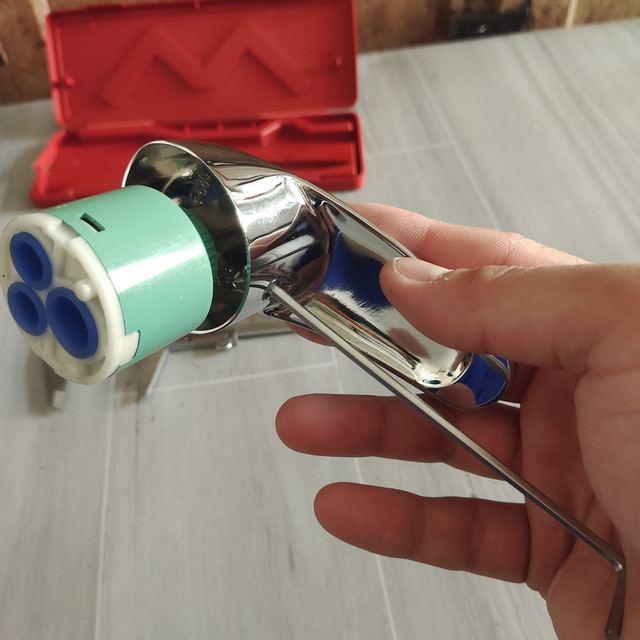 618自己动手更换洗手盆发芯