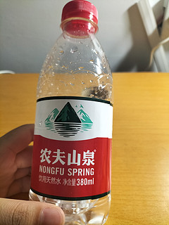 饮用天然水，就选农夫山泉