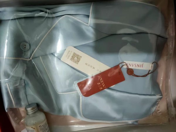 睡衣出乎意料的好，不管是款式还是颜色，尤