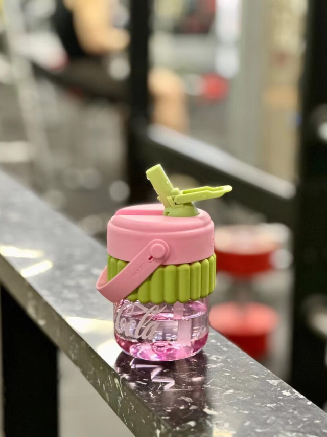超高的颜值，春天的颜色，密封性能很好，放