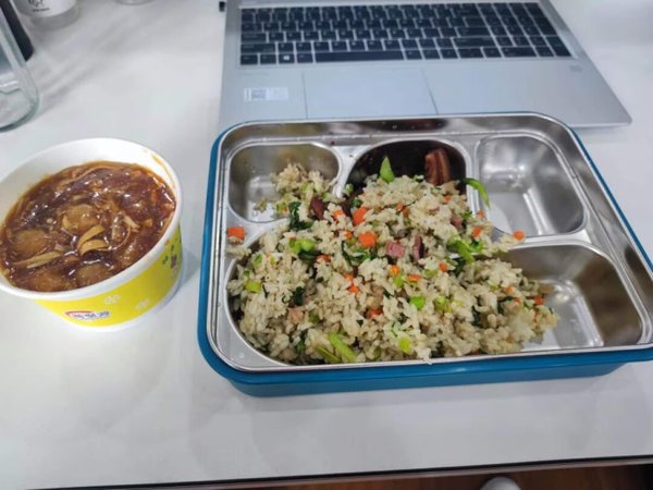 单位楼下食堂不能堂食，自备饭盒，省钱又环